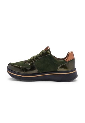 Baskets en cuir suédé vert et en cuir verni avec un bout rond, une tige texturée, un accent en bronze sur le talon et une semelle extérieure noire avec une bordure dorée.