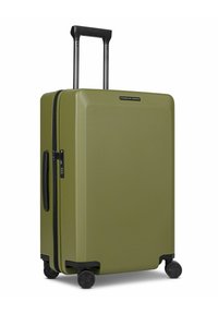 Maleta de color verde oliva de duro con acabado texturizado, mango retráctil, cerradura de combinación y cuatro ruedas negras para movilidad.