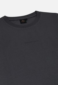Donkergrijze katoenen t-shirt met een geribbelde ronde hals en een reliëf "TOMORROWLAND" logo op de borst. Soepele textuur, minimalistisch design.