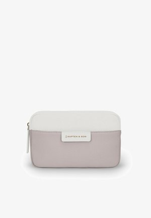 Grå og hvid rejsetaske med en glat tekstur, lynlås lukning og et frontlabel med teksten "KAPTEN & SON." Firkantet design.