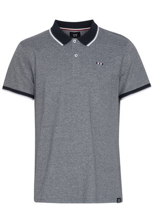 Graues Polohemd mit navyfarbenem Kragen und weißen Akzenten. Es hat ein kleines gesticktes Logo auf der Brust und zwei Knöpfe am Hals.