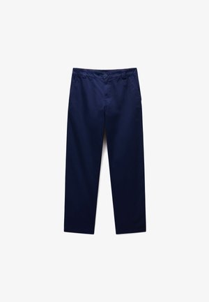 Marineblå bukser med lige ben, knaplukning, bæltestropper og forlommer på en hvid baggrund.