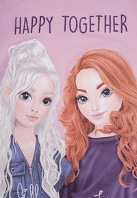 Due personaggi animati con capelli lunghi: uno con capelli bianchi e una maglietta di denim, l'altro con capelli rossi e una maglietta viola, con "FELICI INSIEME" sopra.