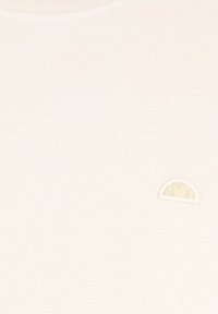 Maglione color crema con una lavorazione a maglia testurizzata, con un piccolo logo ricamato in un marrone chiaro a contrasto sul lato sinistro.