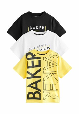 Tres camisetas de manga corta con cuello redondo en negro, blanco y amarillo, cada una con un audaz texto de marca "BAKER" en el frente.