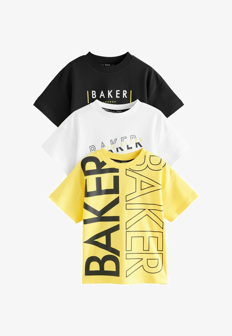 Trīs īsām piedurknēm kreklu ar apaļu kakla izgriezumu, melnā, baltā un dzeltenā krāsā, katrs ar uzrakstu "BAKER" uz priekšpuses.