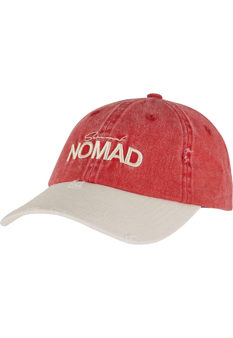 Rdeča bombažna kapa s ukrivljenim bež robom, z obrabljenimi detajli in izvezenim besedilom "Nomad" v beli barvi spredaj.