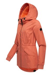 Oranž veekindel jakk, millel on kapuuts, must lukk ja tarvikud, elastsed mansetid, küljetaskud ning veidi pikem tagaosa.