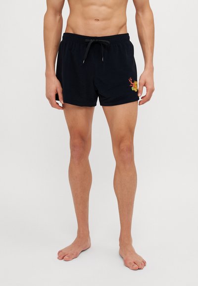 Shorts de bain noirs avec une taille élastique et un cordon de serrage réglable, ornés d'un design brodé coloré sur la jambe gauche.