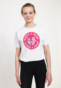 Biała koszulka z krótkim rękawem z kolorową okrągłą grafiką przedstawiającą dwa kreskówkowe niedźwiedzie oraz tekstem w różowym kolorze "Zawsze Przyjaciel".