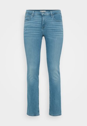 Vaqueros de mezclilla azul claro con corte recto, diseño de cinco bolsillos y un ligero desgaste. Están hechos de una tela suave y duradera con un acabado clásico.