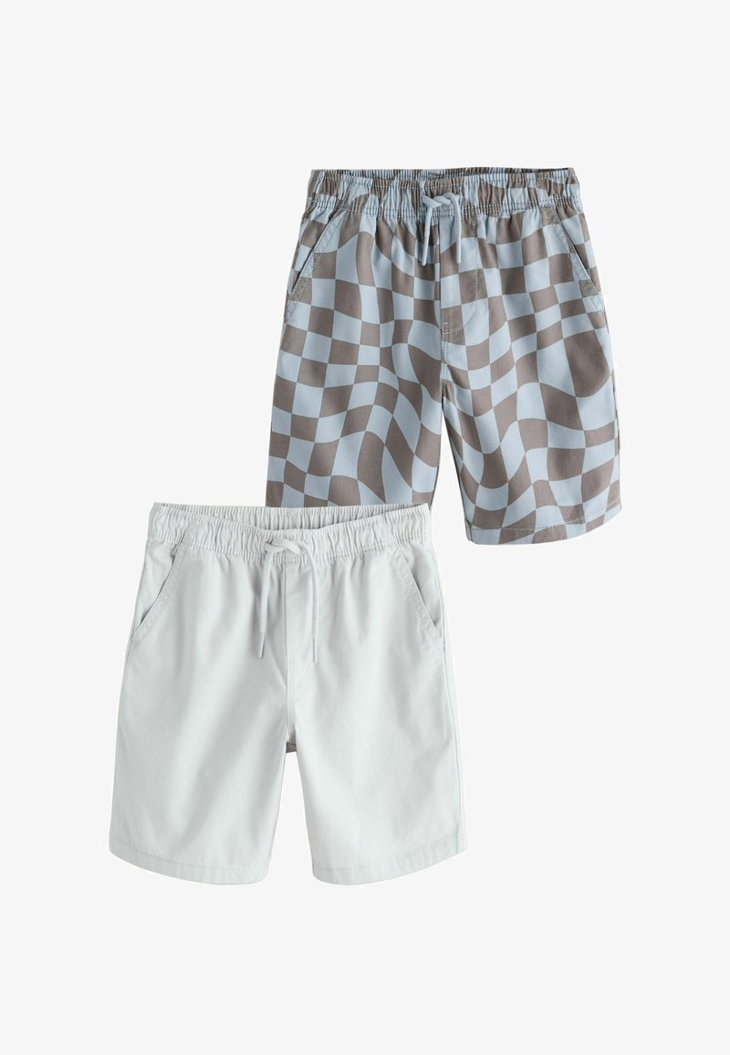 Deux paires de shorts : l'une présente un motif à carreaux bleu clair et marron, tandis que l'autre est uni gris clair. Les deux ont une taille élastique.
