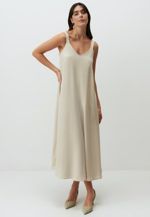 Abito beige senza maniche con scollatura a V, silhouette fluida e lunghezza midi; realizzato in tessuto leggero con una texture liscia.