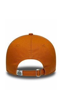 Orangene Baseballmütze mit einer Stofftextur, verstellbarem Riemen auf der Rückseite und einem kleinen gestickten Logo mit einem Wappen.