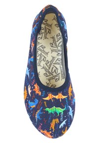 Balletschuhe mit einem Obermaterial aus marineblauem Stoff, das ein Dinosauriermuster in Farben wie Orange, Grün und Blau zeigt. Schwarzer elastischer Besatz.