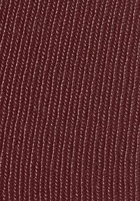 Bordeaux stof met een verticale ribbelstructuur, met duidelijke, gelijkmatig verdeelde ribbels die diepte en visuele interesse bieden.