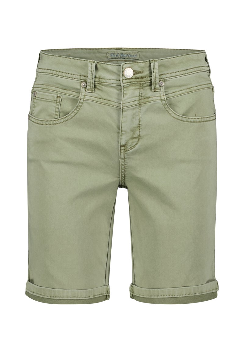 Oliven grøn denimshorts med en opfoldet kant, fem lommer og kontraststing. Foran knaplukning og bæltestropper inkluderet.