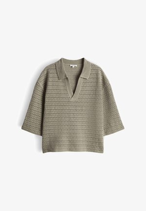 Hellolivgrüner kurzärmeliger Strickpullover mit offenem Kragen und strukturiertem Muster, locker geschnitten, flach auf weißem Hintergrund liegend.