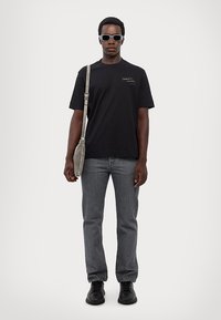 Emporio Armani Nyomott mintás póló - black