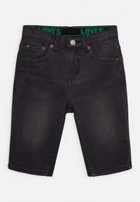 Shorts de mezclilla negros con corte recto, con una cinturilla verde de Levi's y diseño de cinco bolsillos, completados con detalles de deslavado sutil.