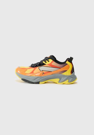 Sapatilhas de corrida masculinas com um upper em malha e sintético nas cores laranja, amarelo e preto, um meio-sola cinza texturado e detalhes em padrão.