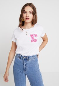 Mister Tee - LADIES WAITING FOR FRIDAY BOX TEE - Print T-shirt - white/pink Thumbnail Image 1