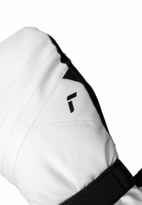 Weißer gepolsterter Handschuh mit einem schwarzen Akzent, gesteppten Details und einem schwarzen Logo auf der Oberseite. Verstellbarer Riemen am Handgelenk.