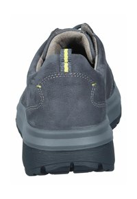 Grijze suède wandelschoen met een textuurafwerking, voorzien van een gevoerde zool en gele accentstiksel op de hiel lus en de tong.