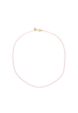 Delikat halskæde af små runde lyserøde perler med en guldfarvet fjederringlås og et lille gyldent vedhæng på hvid baggrund.