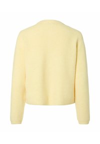 Dzeltena ribota džemperis ar apaļu kakla izgriezumu, īsā dizainā un garām piedurknēm. Mīksta tekstūra un vienmērīga krāsa visā audumā.