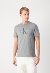 Calvin Klein Jeans HERO MONOGRAM TEE - T-shirt con stampa - medium grey heather