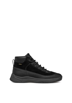 Schwarzer High-Top-Sneaker mit Schnürung vorne, strukturierter Sohle und gepolstertem Knöchelkragen, von der Seite auf weißem Hintergrund gezeigt.