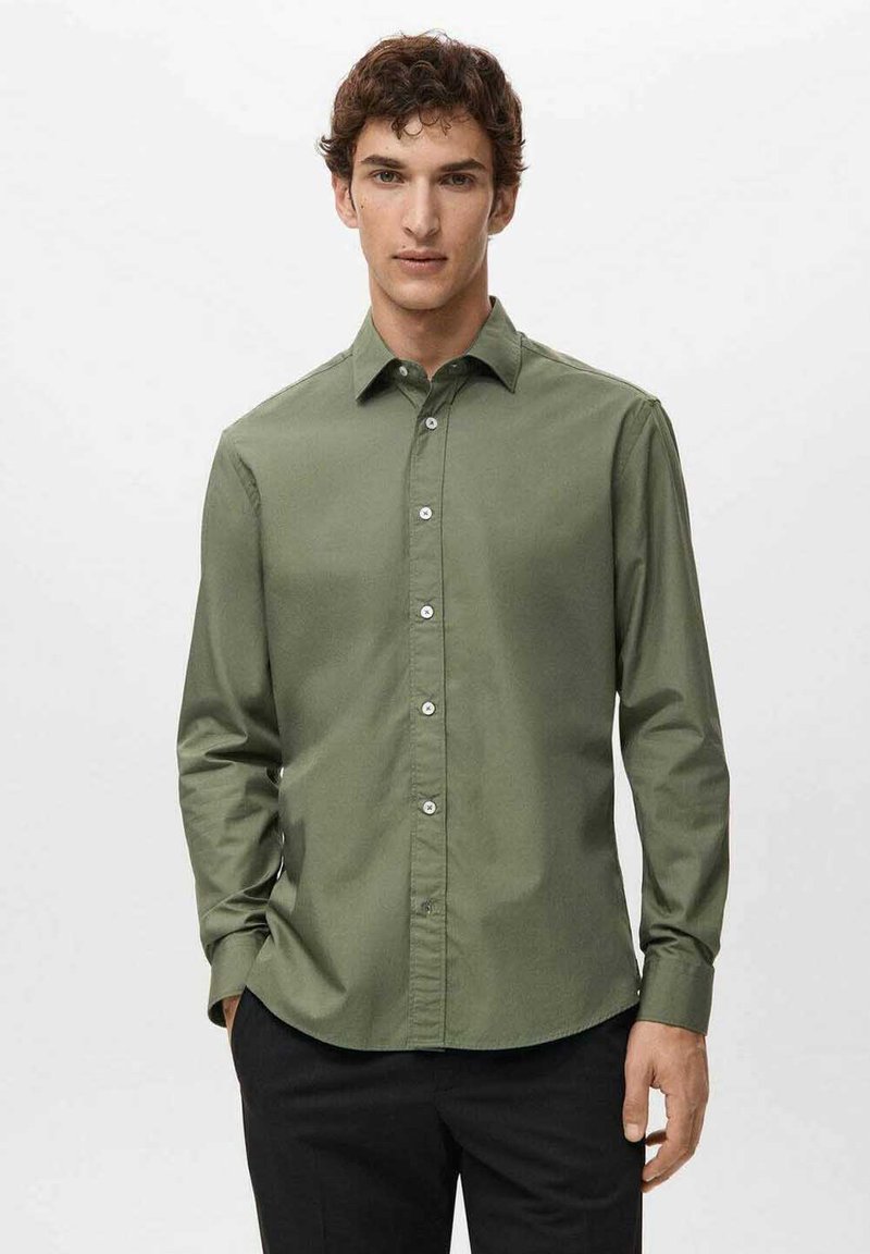 Dunkelgrünes Hemd aus glattem Stoff mit klassischem Kragen, langen Ärmeln und geradem Saum.