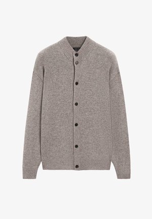 Grijze gebreide cardigan met een sjawlboord, zes zwarte knopen, geribde manchetten en zoom. Zachte textuur, relaxte pasvorm en geen extra patroontjes.