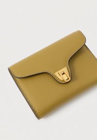 Oliwkowy, teksturowany portfel skórzany z zaokrąglonym klapą i złotym zapięciem, sfotografowany na białym tle.