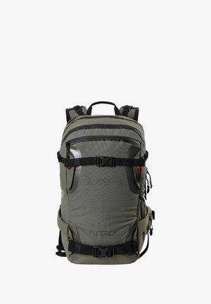 Olivengrüner Rucksack mit mehreren Reißverschlusstaschen, verstellbaren Trägern, schwarzem Material und strukturiertem Stoff mit Logo-Detaillierung.