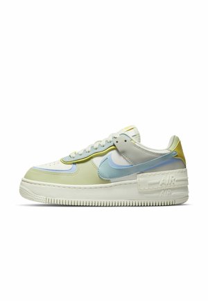 Lavtop sneaker med pastelgrønne, blå, hvide og gule paneler, en lyseblå Nike swoosh og tyk hvid sål med "AIR" branding.