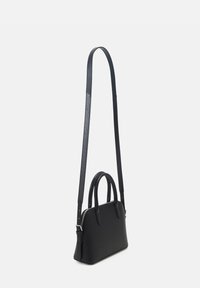 Schwarze Handtasche mit strukturiertem Design, ausgestattet mit zwei oberen Griffen und einem langen, verstellbaren Tragegurt. Hergestellt aus strukturiertem Leder mit einem Reißverschluss.