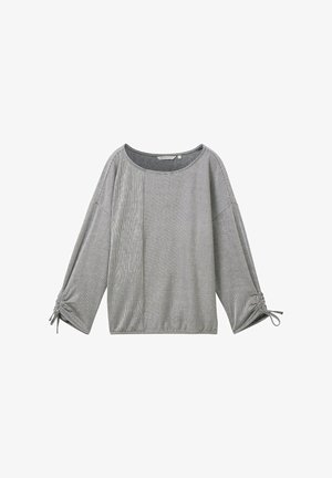 Maglietta a maniche lunghe grigia a righe con scollatura ampia, tessuto testurizzato e dettagli arricciati ai polsini. Presenta una combinazione di righe verticali e orizzontali.