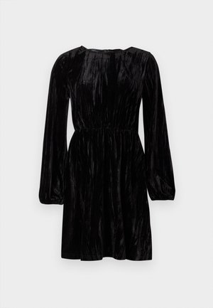 Rochie din catifea neagră cu mâneci lungi, talie strânsă, decolteu rotund și o suprafață netedă, texturată. Prezintă o siluetă fluidă, în A.