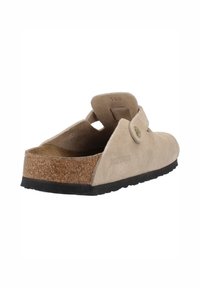 Ljusbeige mocka slip-on sko med korkmellansula, gummiyttersula och en enda knappstängning; designad för komfort och lätt att ha på sig.