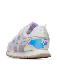 Sneaker bianco con accenti iridescenti, suède grigio testurizzato e un logo distintivo sul tallone. Punta arrotondata, suola in gomma con presa.