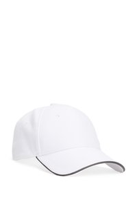 Witte baseballpet met een gebogen rand, voorzien van een grijze accent langs de rand en zes ventilatieopeningen op de kroon.