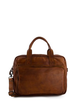 Brun lædermappe med to håndtag, frontlynlåslomme og justerbar skulderrem mod en hvid baggrund.