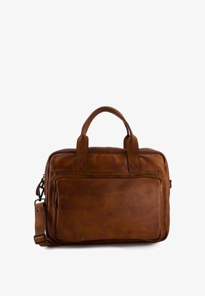 Braune Leder-Aktentasche mit zwei Griffen, vorderer Reißverschlusstasche und verstellbarem Schultergurt vor weißem Hintergrund.
