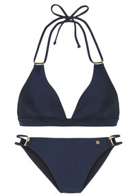 Marineblå bikini i trekantdesign med teksturert stoff og gullaccent på stroppene og siden av trusa, som fremhever den elegante silhuetten.