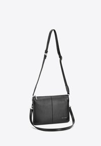 Borsa a tracolla in pelle nera con una texture liscia, chiusura con zip, tracolla regolabile e logo in rilievo sul davanti. Design rettangolare semplice.