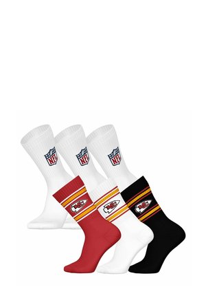 Tre par strømper: hvide med NFL-logo, røde med Chiefs-striber og logo, samt sorte med røde striber og Chiefs-logo. 100% bomuldsstof.