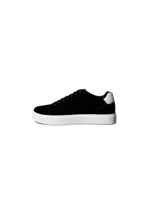 Schwarzer Sneaker mit niedrigem Schaft, weißer Gummisohle und weißem Fersenlaschen, seitlich auf weißem Hintergrund sichtbar.