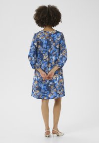 Blauwe bloemenjurk met lange pofmouwen, gladde stof, knielang, met een ronde halslijn en een plooidetail aan de achterkant.